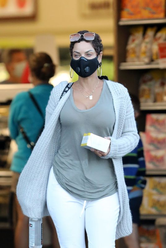 NICOLE MURPHY Wearing a Mask at Gelson’s Market in Pacific Palisades 05/25/2020