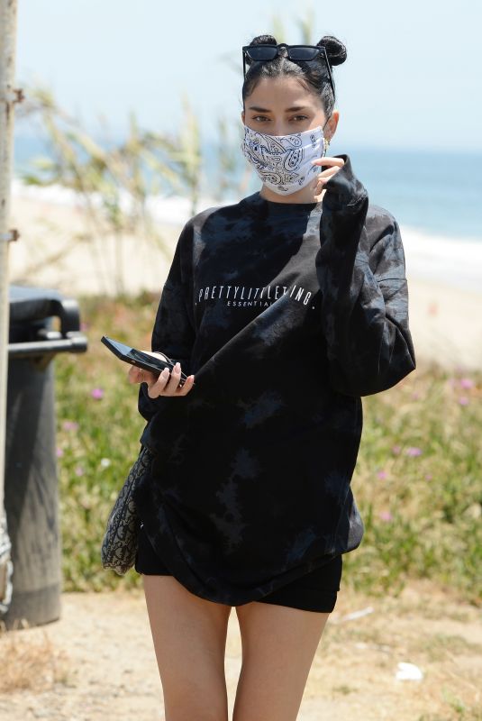 NICOLE WILLIAMS Out Hiking at a Beach in Malibu 05/30/2020