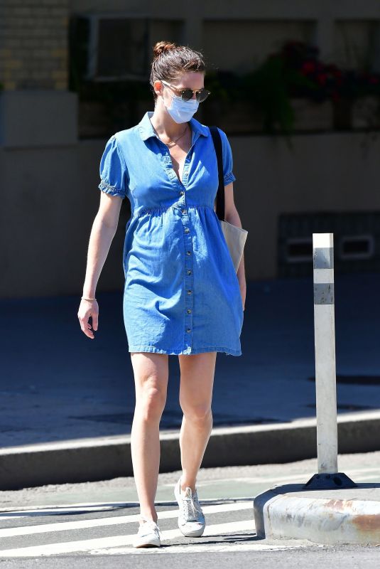 Pregnant HILARY RHODA Out and About in New York 05/27/2020