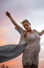 Pregnant KATY PERRY -  Daisies Music Video Promos