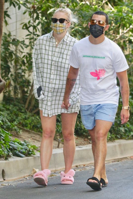 Pregnant SOPHIE TURNER and Joe Jonas Out in Encino 05/09/2020