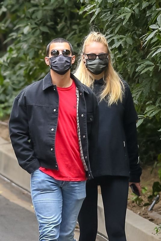 Pregnant SOPHIE TURNER and Joe Jonas Out in Los Angeles 05/12/2020