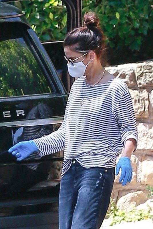 SANDRA BULOCK Picks Up Couple Boxes in Los Angeles 05/02/2020