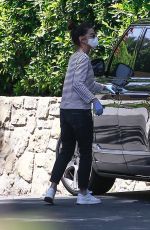 SANDRA BULOCK Picks Up Couple Boxes in Los Angeles 05/02/2020