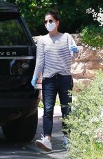 SANDRA BULOCK Picks Up Couple Boxes in Los Angeles 05/02/2020