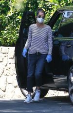 SANDRA BULOCK Picks Up Couple Boxes in Los Angeles 05/02/2020