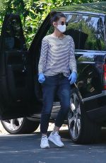 SANDRA BULOCK Picks Up Couple Boxes in Los Angeles 05/02/2020