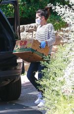 SANDRA BULOCK Picks Up Couple Boxes in Los Angeles 05/02/2020