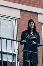 SARAH SILVERMAN Bangs the Pans for Hospital Workers in New York 05/05/2020