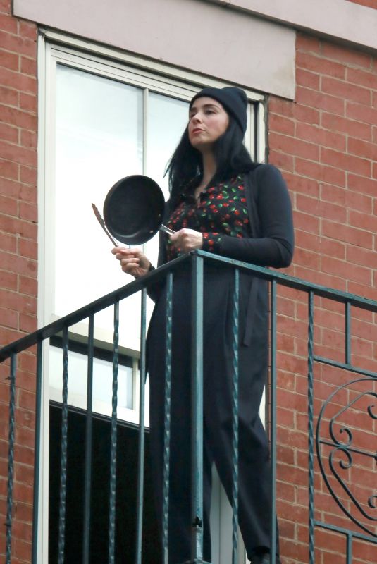 SARAH SILVERMAN Bangs the Pans for Hospital Workers in New York 05/05/2020