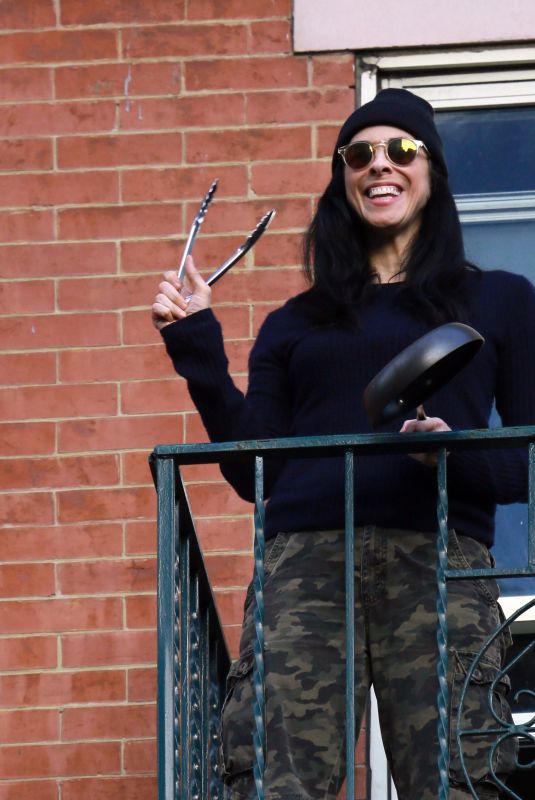 SARAH SILVERMAN Bangs the Pans for Hospital Workers in New York 05/19/2020