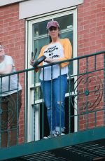 SARAH SILVERMAN Cheering Essential Workers in New York 05/03/2020