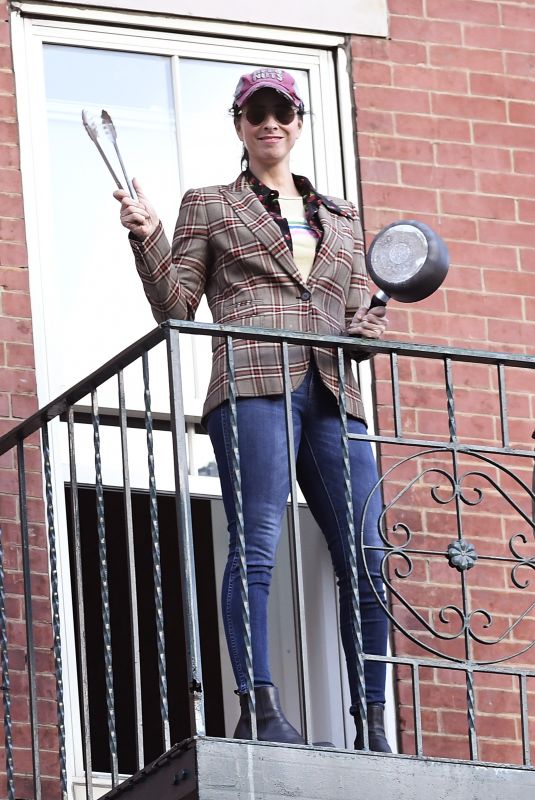 SARAH SILVERMAN Cheering for Doctors and Nurses in New York 05/04/2020