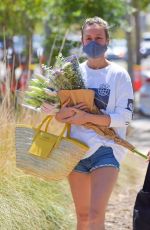 BRIOE LARSON Shopping at Farmer