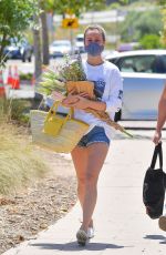 BRIOE LARSON Shopping at Farmer