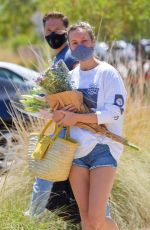 BRIOE LARSON Shopping at Farmer