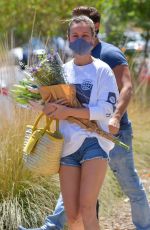 BRIOE LARSON Shopping at Farmer