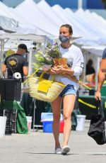 BRIOE LARSON Shopping at Farmer