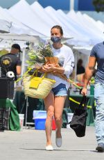 BRIOE LARSON Shopping at Farmer