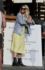 BUSY PHILIPPS Out for Lunch to-go Order in Los Feliz 06/06/2020