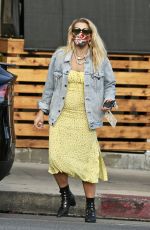 BUSY PHILIPPS Out for Lunch to-go Order in Los Feliz 06/06/2020