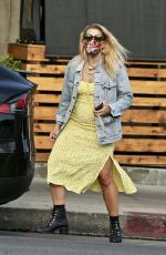 BUSY PHILIPPS Out for Lunch to-go Order in Los Feliz 06/06/2020