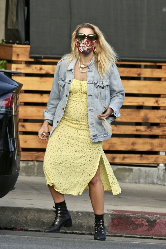 BUSY PHILIPPS Out for Lunch to-go Order in Los Feliz 06/06/2020