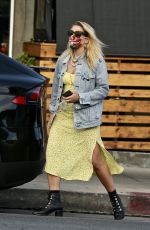 BUSY PHILLIPS Picks Up Her Lunch to-go in Los Feliz 06/06/2020