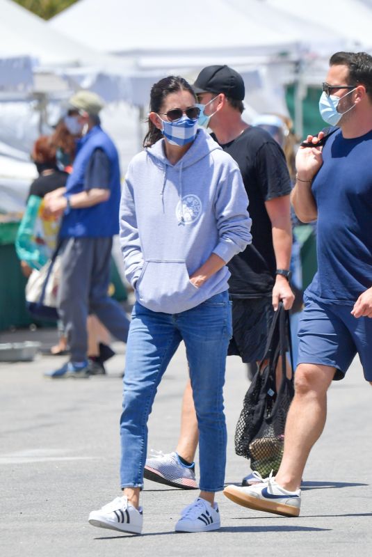 COURTENEY COX and Johnny McDaid at Farmer