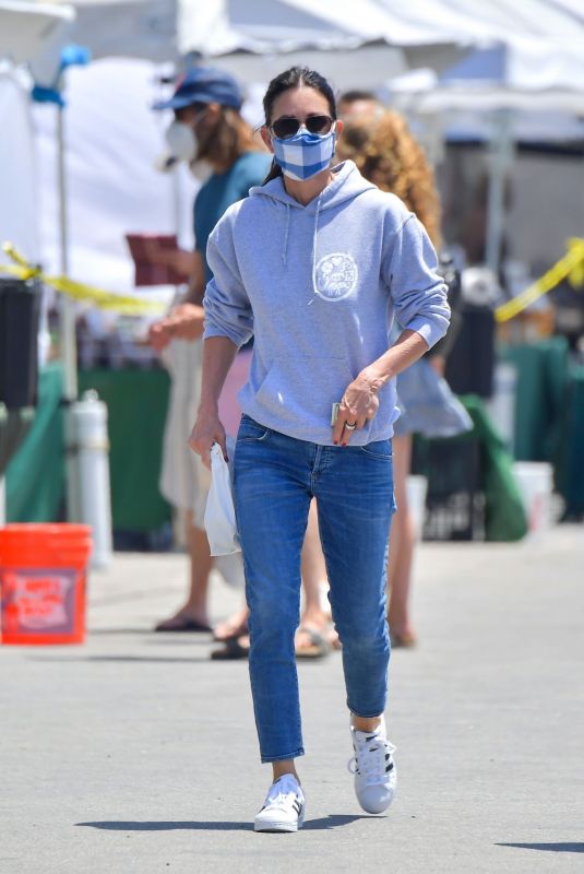 COURTENEY COX Shopping at Farmer