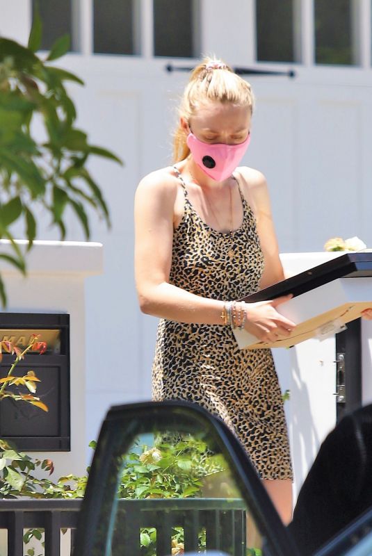 DAKOTA FANNING Out Shopping in Los Angeles 06/19/2020