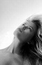 FRIDA AASEN - Facetime Photoshoot, 2020