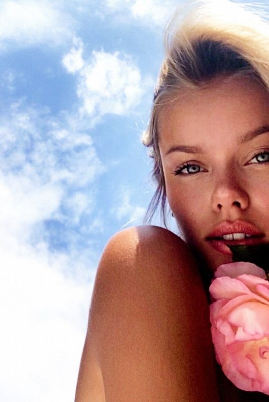 FRIDA AASEN - Facetime Photoshoot, 2020