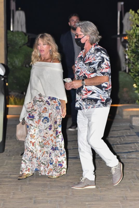 GOLDIE HAWN and Kurt Russel Out for Dinner in Malibu 06/10/2020