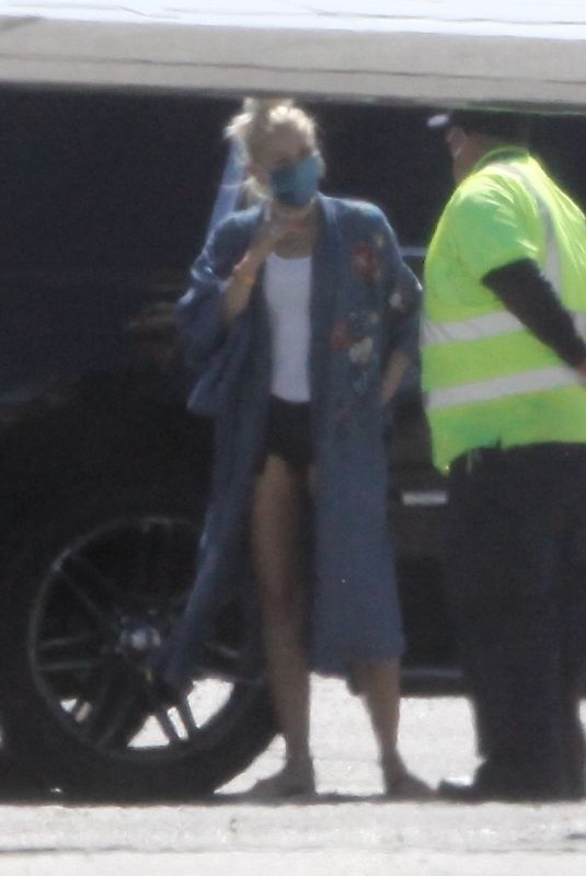 GWEN STEFANI Leaves a Private Jet at Airport in Burbank 06/09/2020