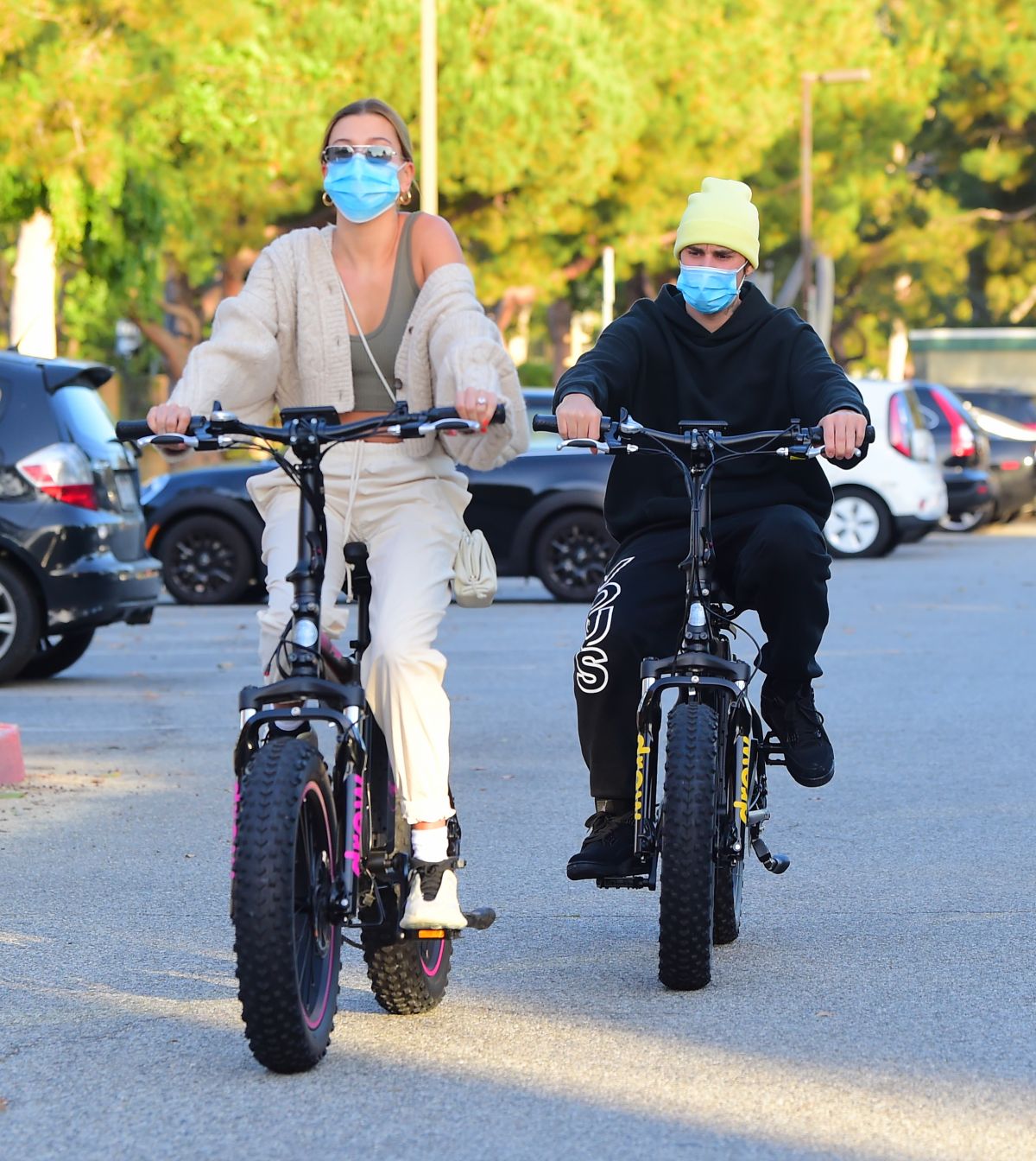 HAILEY and Justin BIEBER Out Riding Electric Bikes in Los Angeles 06/14 ...