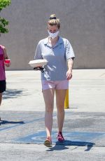 IRELAND BALDWIN Taking Leftovers To Go in Los Angeles 06/26/2020