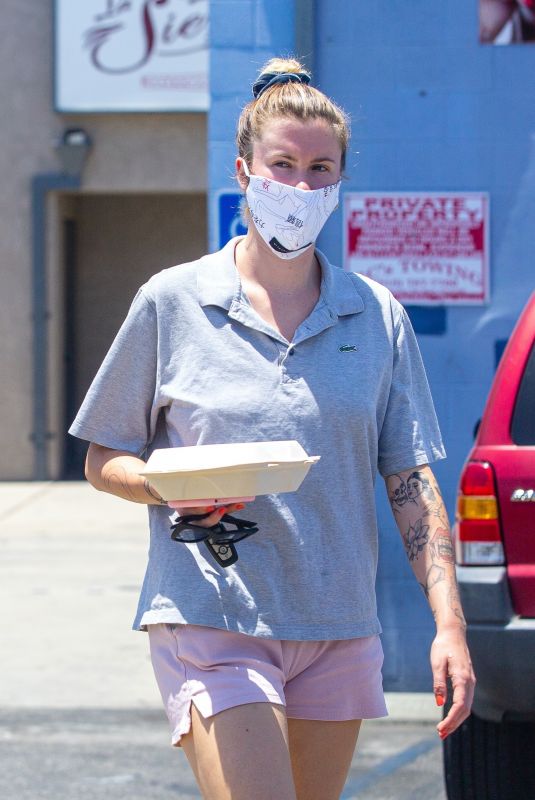 IRELAND BALDWIN Taking Leftovers To Go in Los Angeles 06/26/2020