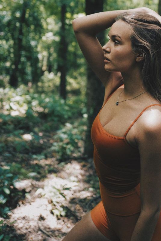 JOSEPHINE SKRIVER for Alo Yoga - Instagram Photos and Videos 06/19/2020