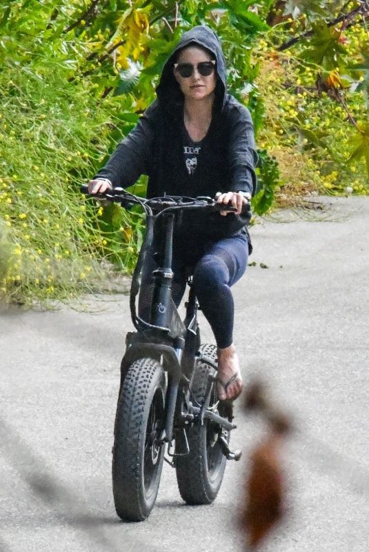 KATE HUDSON Out Riding a Bike in Malibu 06/06/2020