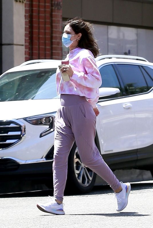 KATHARINE MCPHEE Picking Up Takeout in Beverly Hills 06/21/2020