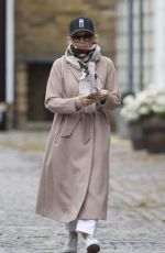 KYLIE MINOGUE Out and About in Chelsea 06/08/2020