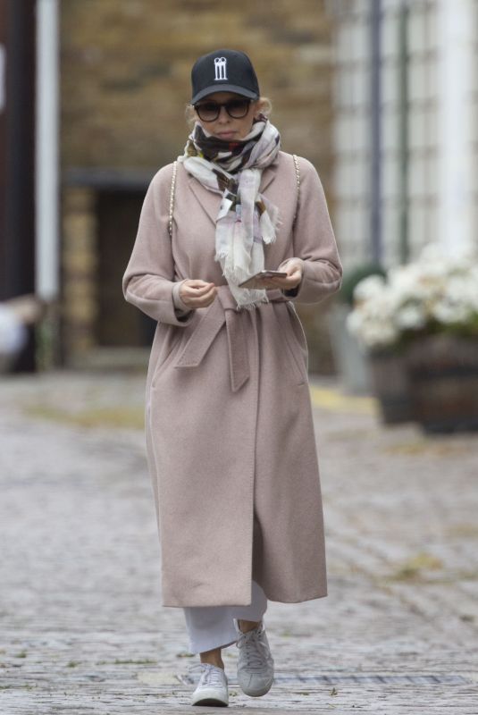 KYLIE MINOGUE Out and About in Chelsea 06/08/2020