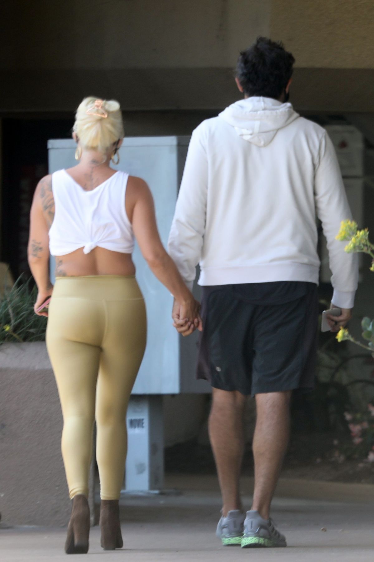 LADY GAGA In Tights Picking Up Food In Malibu 06 14 2020 HawtCelebs lady-gaga-in-tights-picking-up-food-in-malibu-06-14-2020-hawtcelebs