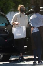 LAURA DERN Getting Food Out in Brentwood 05/30/2020