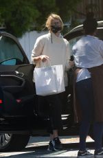 LAURA DERN Getting Food Out in Brentwood 05/30/2020