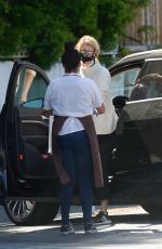 LAURA DERN Getting Food Out in Brentwood 05/30/2020