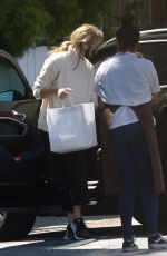 LAURA DERN Getting Food Out in Brentwood 05/30/2020