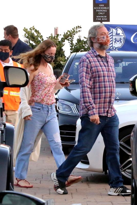 LESLIE MANN and Judd Apatow Out in Malibu 06/16/2020