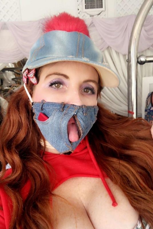 PHOEBE PRICE Shows Off Her Variety of Face Masks 06/04/2020